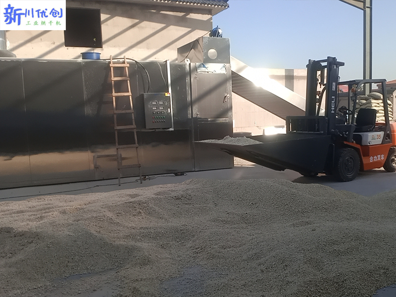 河北客戶訂購我廠一套網(wǎng)帶式烘干機